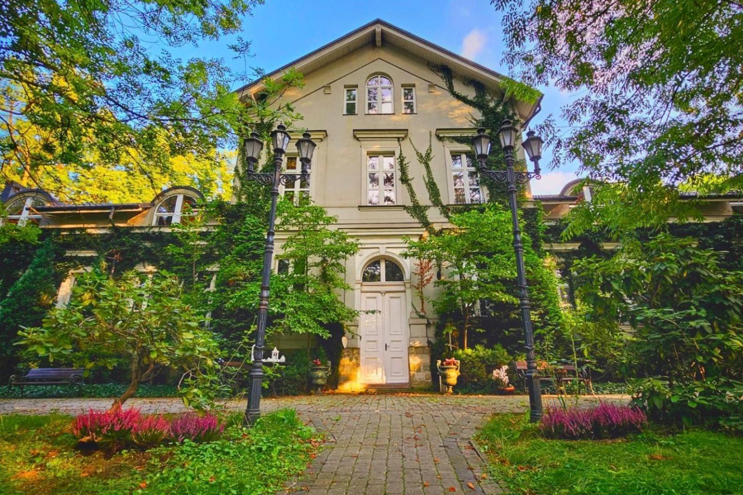 Kasztanowy Dwor Hotel *