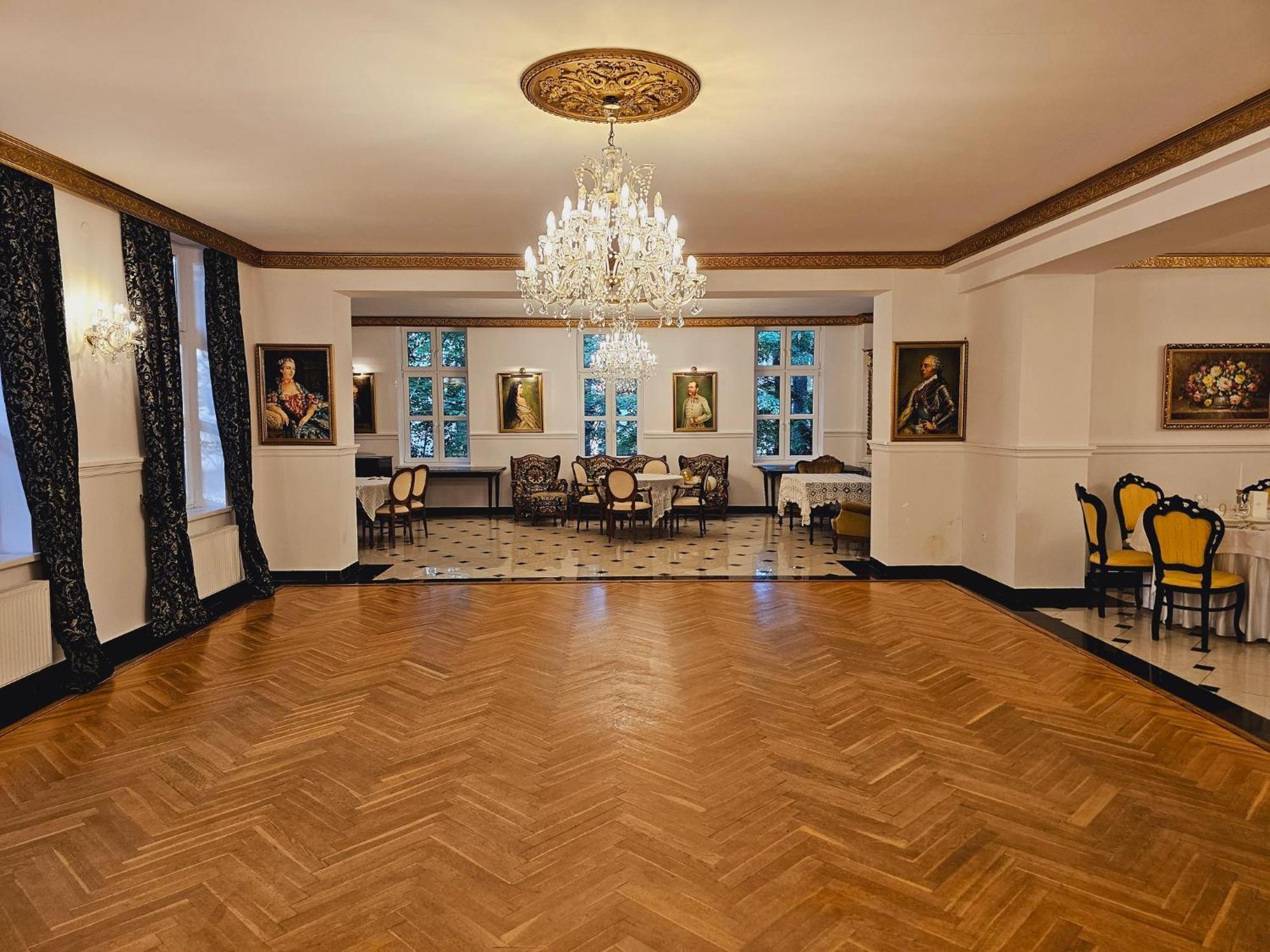 Kasztanowy Dwor Hotel *